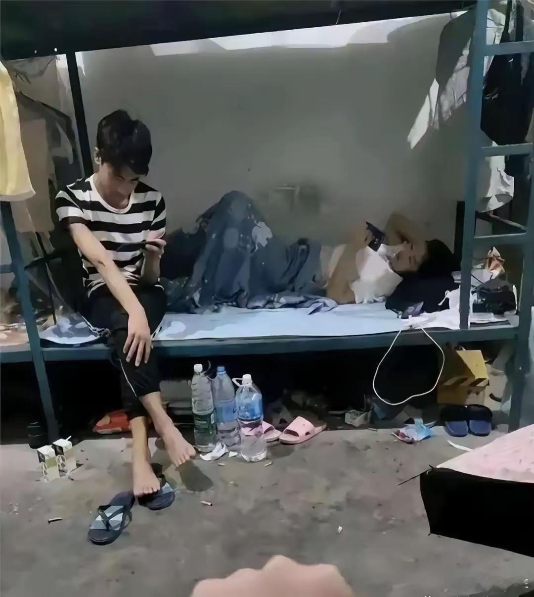 大家说说，女室友男朋友来看望她，为何两人只玩手机不说话? 
