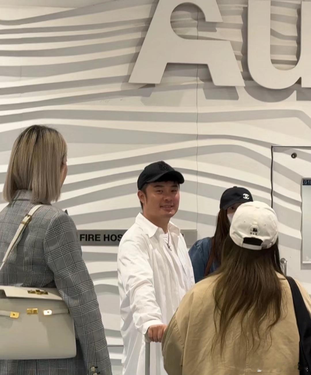 #网友新西兰偶遇陈赫#网友新西兰偶遇陈赫旅游，这拍照表情千年不变啊哈哈哈[好喜欢