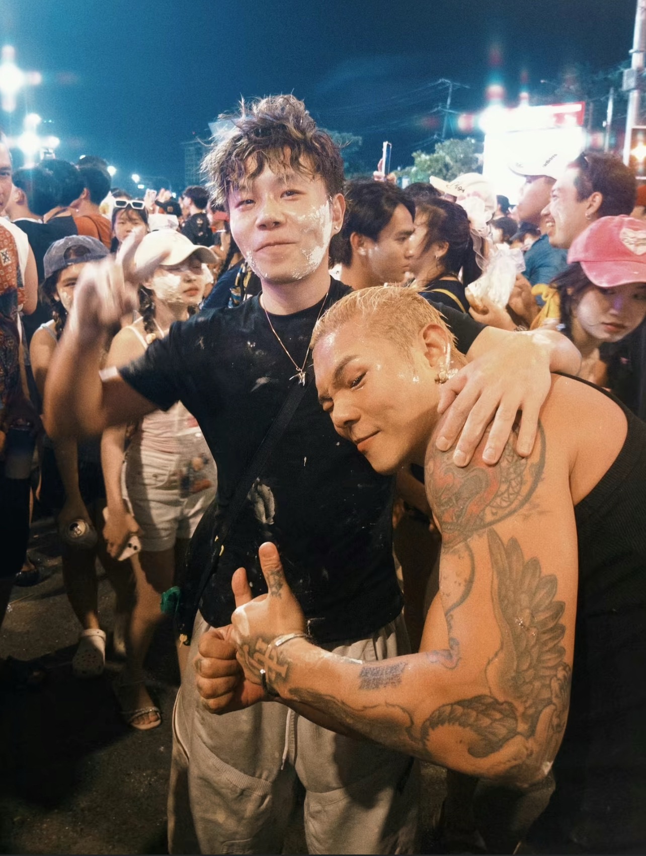 泼水节盛宇和Yee一起去泼水节了！这是玩嗨了！ 