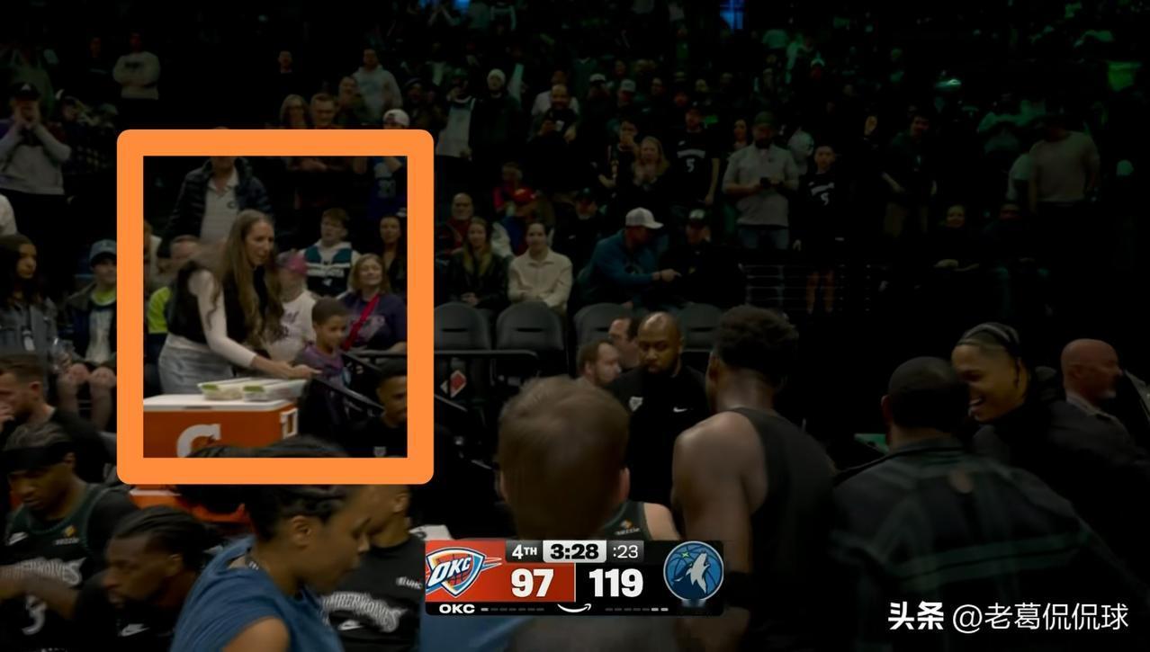 在今天森林狼主场迎战雷霆的焦点战中，发生了特别感人的一幕。当时比赛进行到了第四节