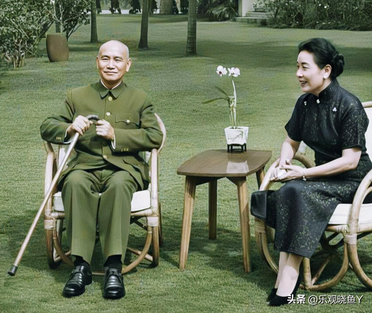 上世纪六十年代，在台北士林官邸的蒋中正与宋美龄。这可不是演员所扮演，确是货真价实