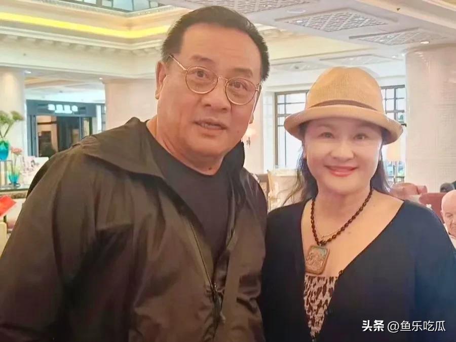 韩月娇与老公合影照，是不是有点不太认识韩月娇了？年轻时的她很好看，大大的眼睛，均