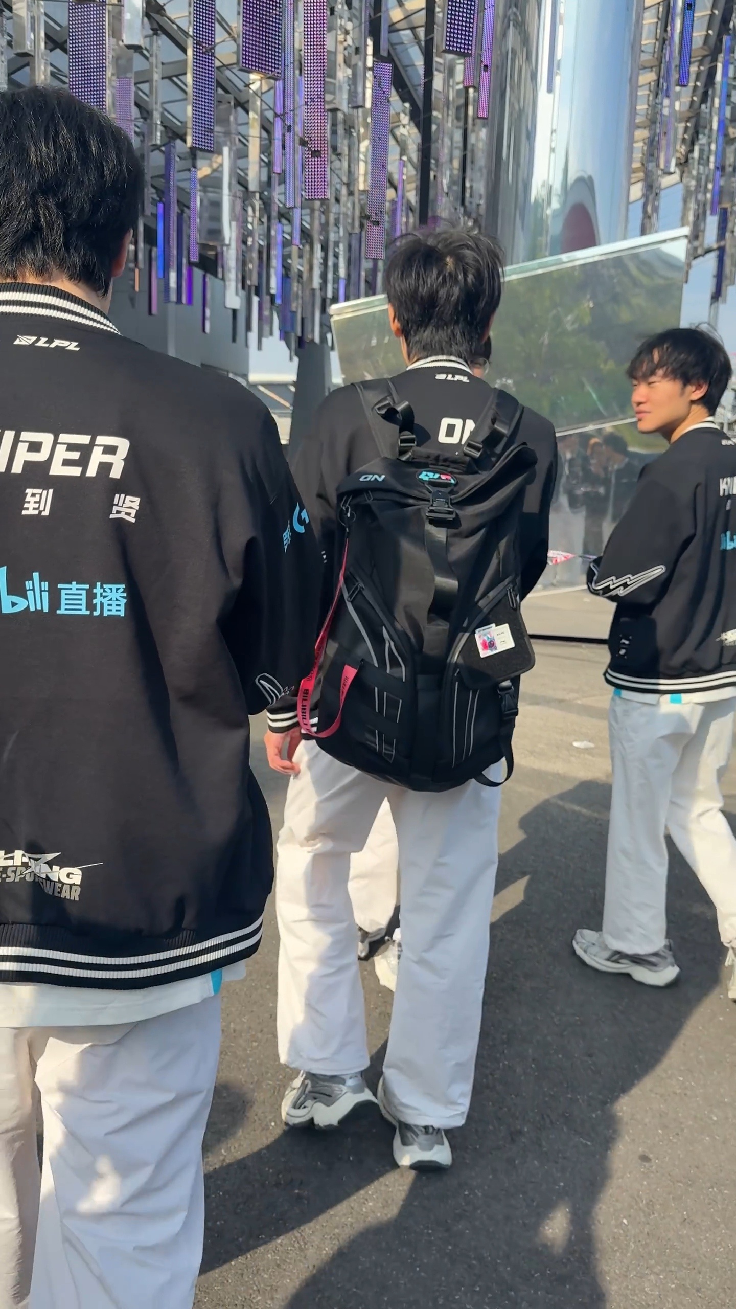 BLG简单调整时差后，已经在当地时间早上9点去场馆调试了。BLG从韩国抵达巴黎H