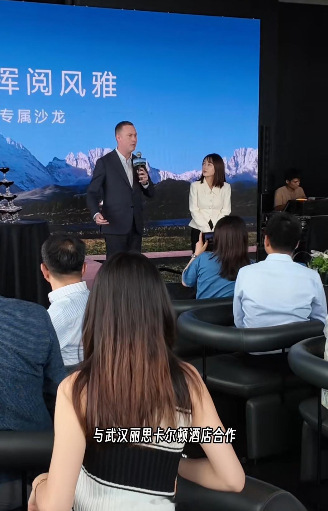 武汉丽思卡尔顿也是好起来了，用上尊界S800专属接驳车了！这属于行政酒廊礼遇里的