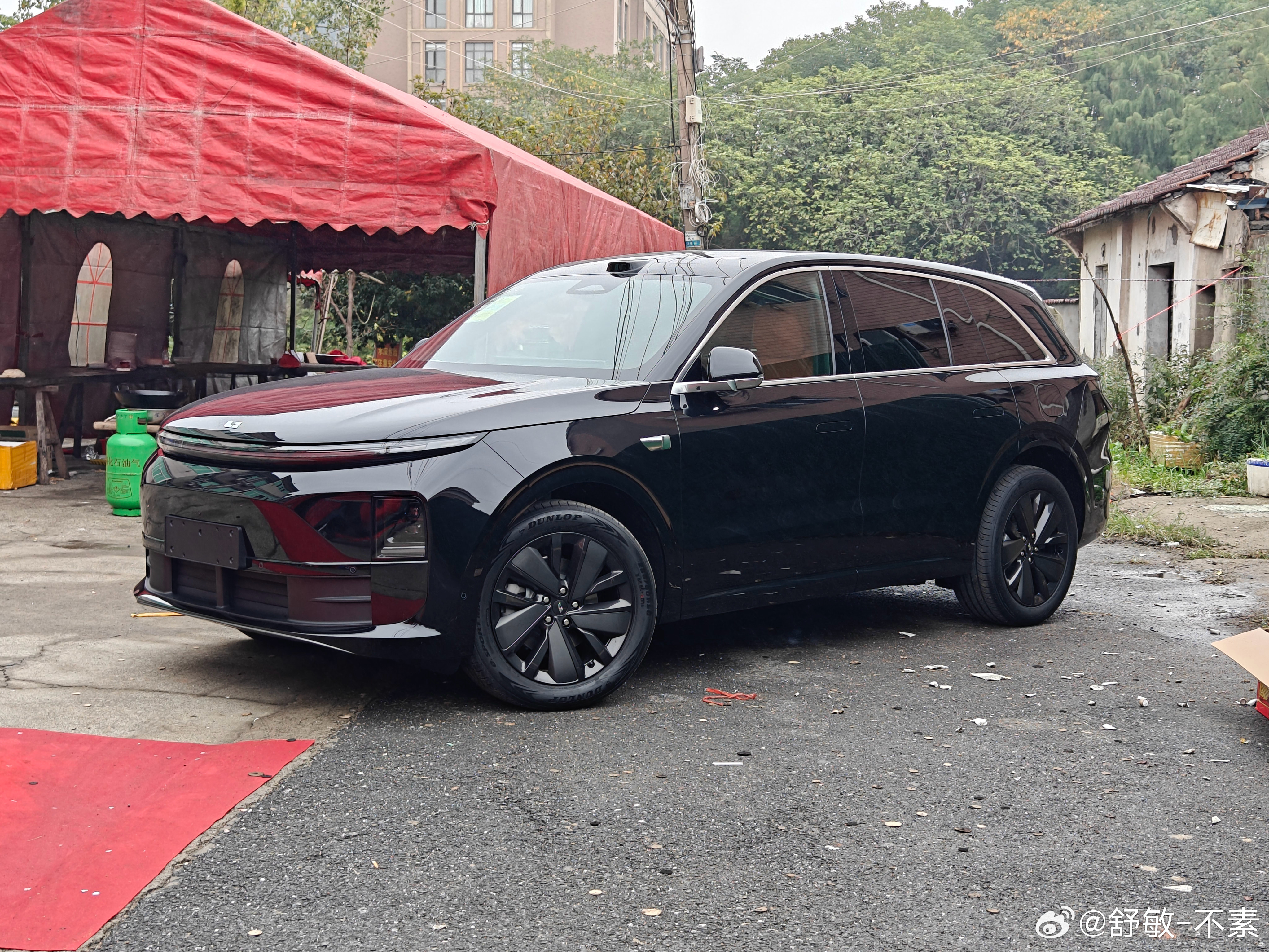 今天喝喜酒，看看大杭州城郊的嫁妆，全新理想L6一台[赞]，黑武士，相当沉稳成家立