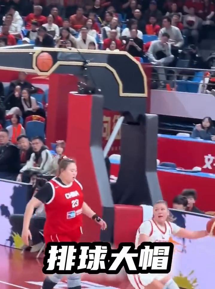 当看到队友在内线被对手一群人拉拽时。
来让我玩一玩。顶得动