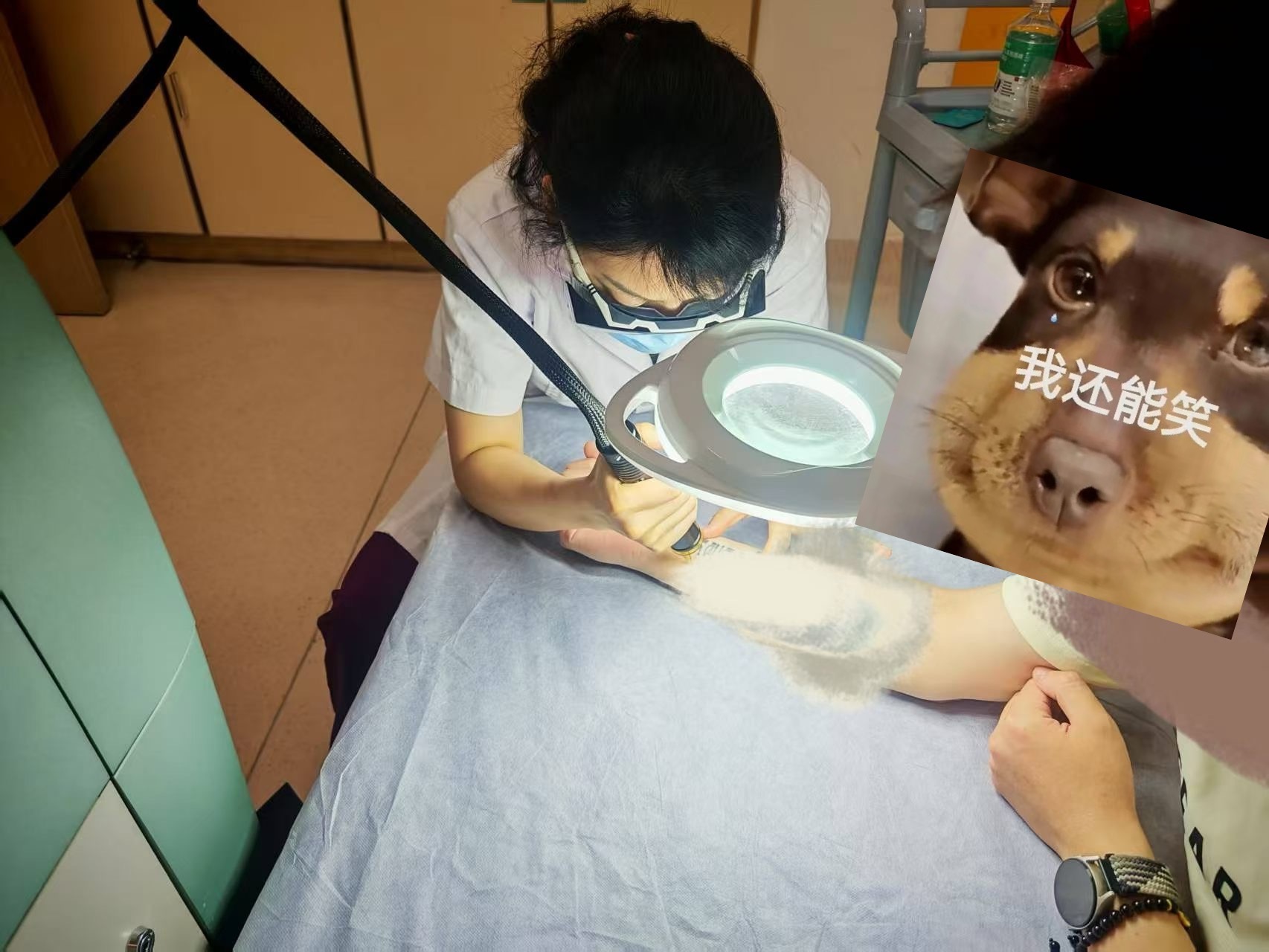 周末来陪朋友去洗纹身一洗一个不吱声人总要为自己的年少轻狂付出代价今天洗纹身流的泪