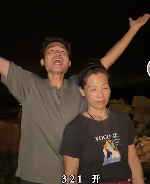 海军一回到妈妈身边，连猪都住上了大别墅，这猪圈改造得也太漂亮了吧！

现在海军拍