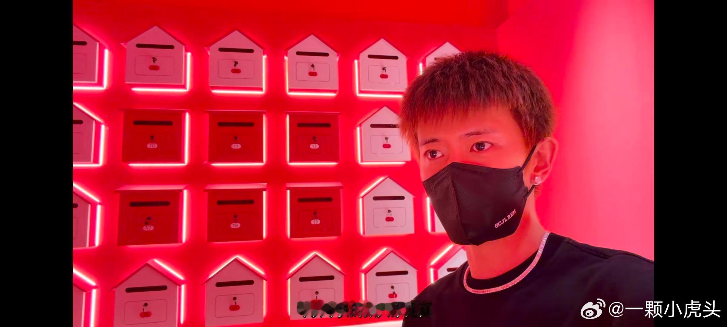 一切都是有迹可循，难怪任嘉伦这一年多抽空看各种艺术馆美术馆咖啡厅，都是为了给粉丝