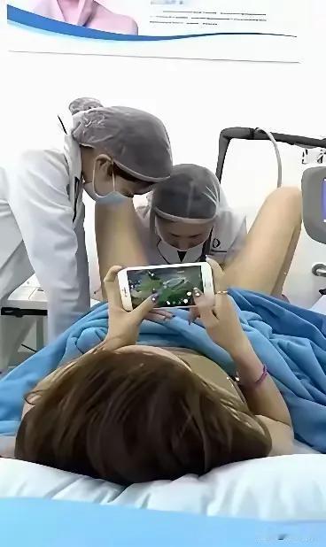 微信好友：你在干嘛? 女子：我在生孩子！现在是电子时代，很多人没事就边做事边玩手