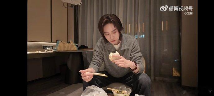 汪铎到胃了不是到位了汪铎的吃播 vlog 也太治愈了，满满一桌美食超有食欲，馋到