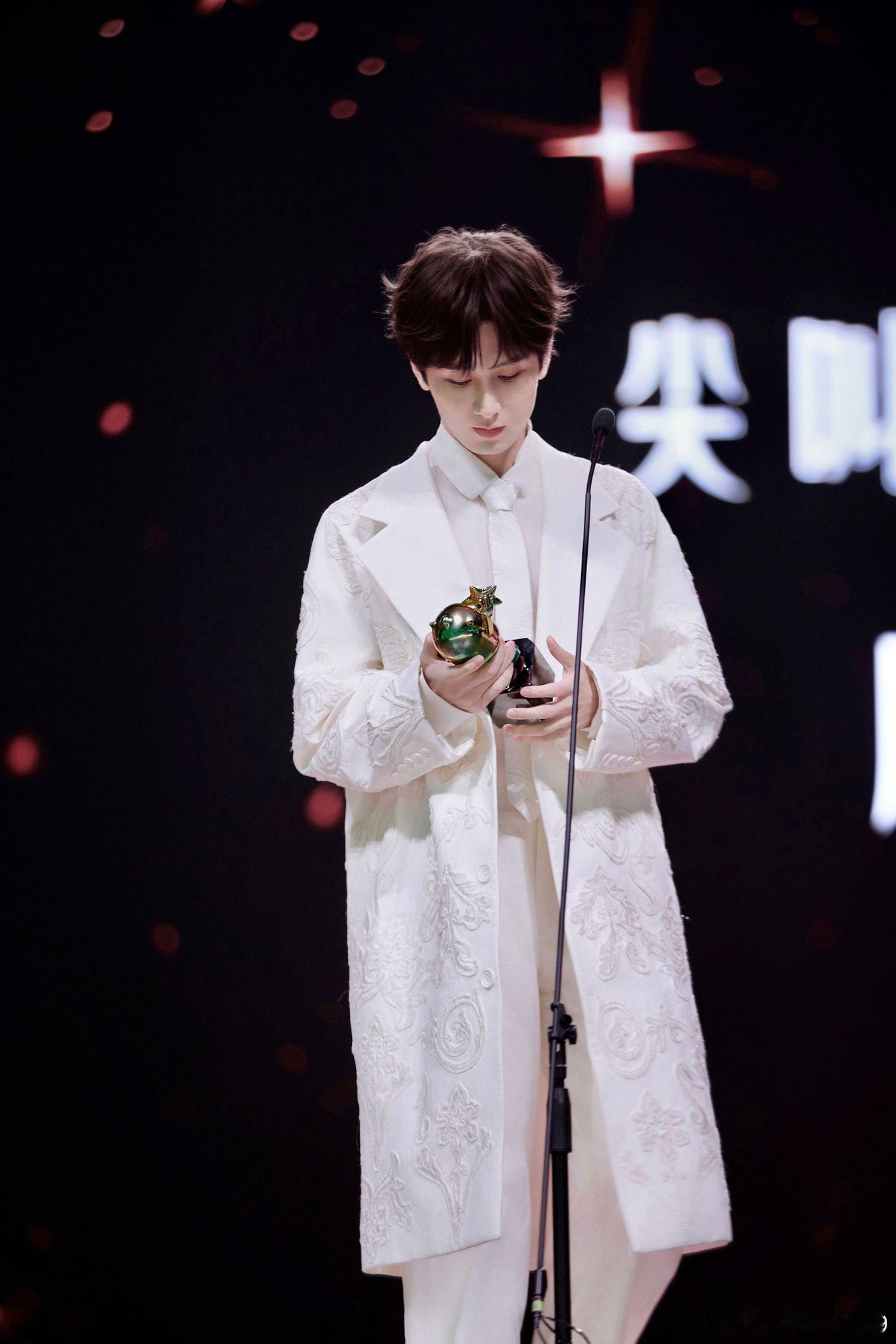 成毅两京十五日cy成毅朱瞻基"他像毛竹——四年扎根无人见，一朝破土万丈高🎋" 