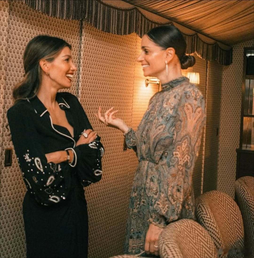 🇬🇧11月12日，约克公主尤金妮出席汉诺威王妃亚历山德拉为西班牙品牌Phil