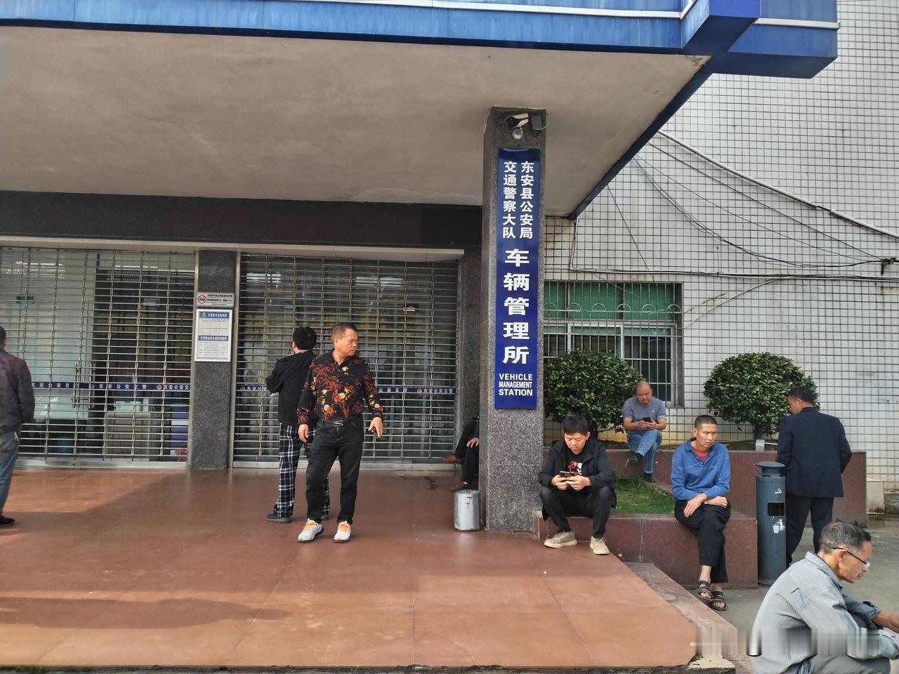 今天去车检，出发前发现行驶证不见了，家里翻箱倒柜找了几个回合，怎么也找不到了。