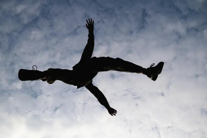 当地时间4月18日，美国弗吉尼亚理工大学体育场，一场本精彩的橄榄球赛前表演出了状