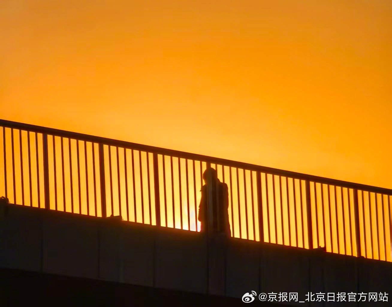 【辛苦了！#北京晚霞映着奋斗的你#】 #我们的北京# 12月3日，北京晚霞为天际