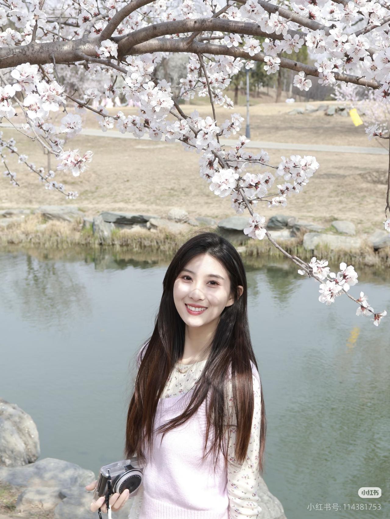 花落人如玉，春光映笑颜。