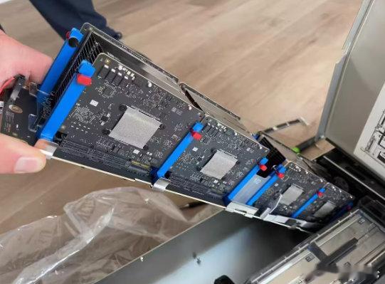 【苹果AI服务器内部结构首曝：M5 系列芯片、2U 机架，Mac Studio 