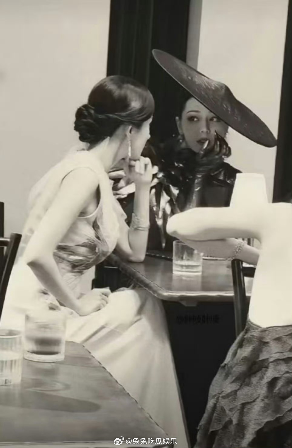 幂迪 仙女夫妇杨幂热巴 我养大的玫瑰 杨幂迪丽热巴W盛典亲密互动，友谊长存啊 ​