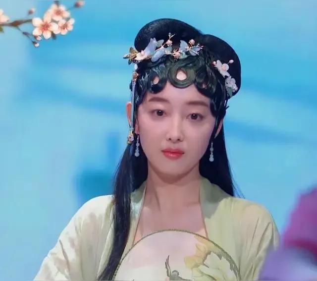 当黄奕邂逅蒋梦婕，一场跨越代际的绝美同框惊艳亮相！黄奕，一袭利落干练的飒爽风衣，