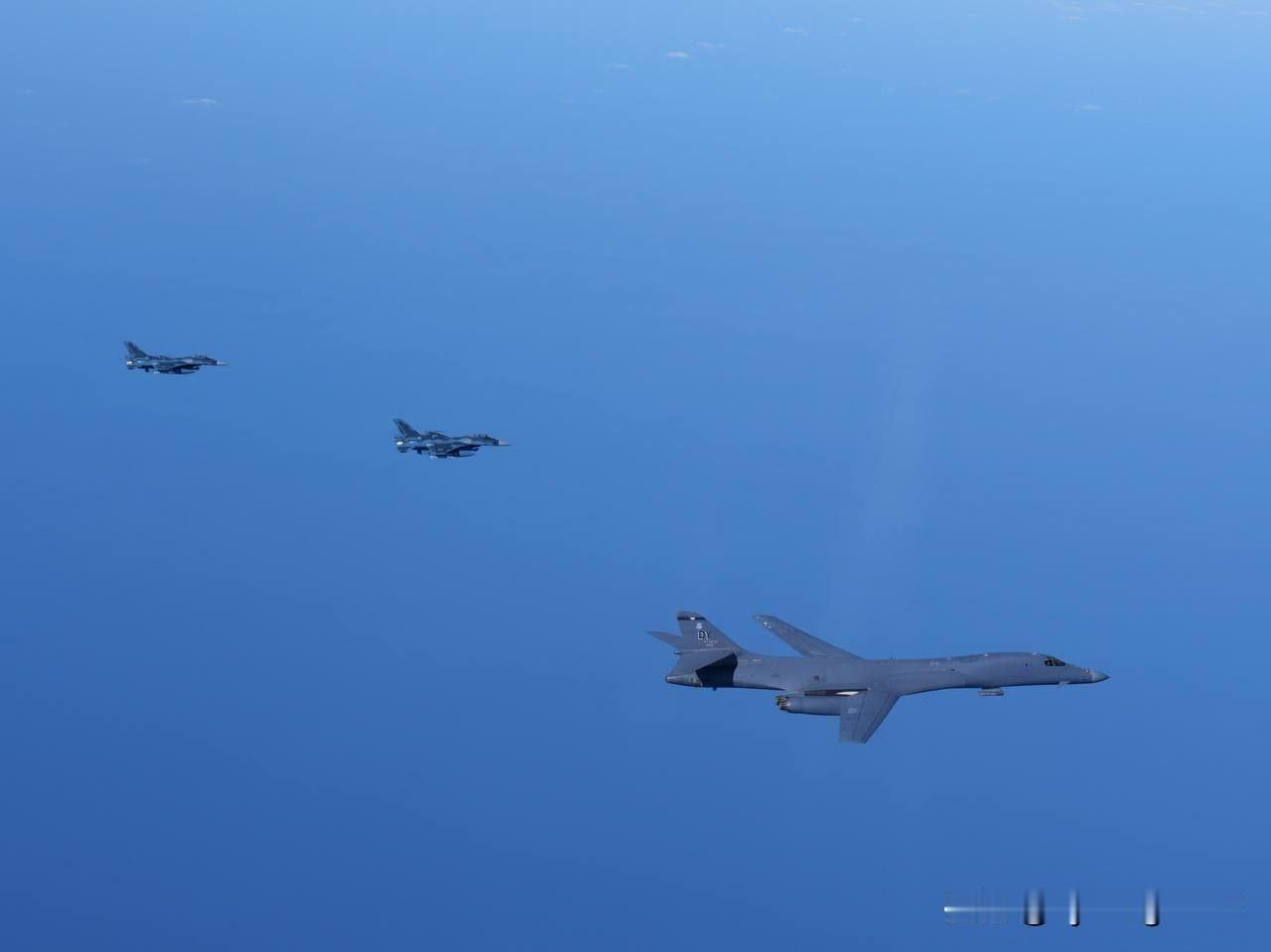 ✈️🇺🇸🇯🇵 美国空军B-1B战略轰炸机与日本战斗机举行联合演习

11