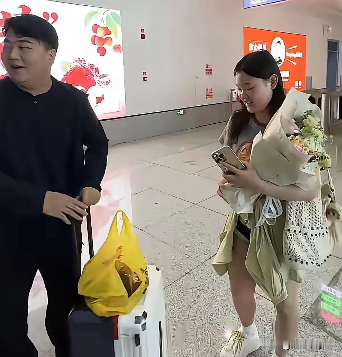 华仔和家齐在直播，家齐说，我又回来了！今天我是肋播啊，对，然后那天我在你直播间，