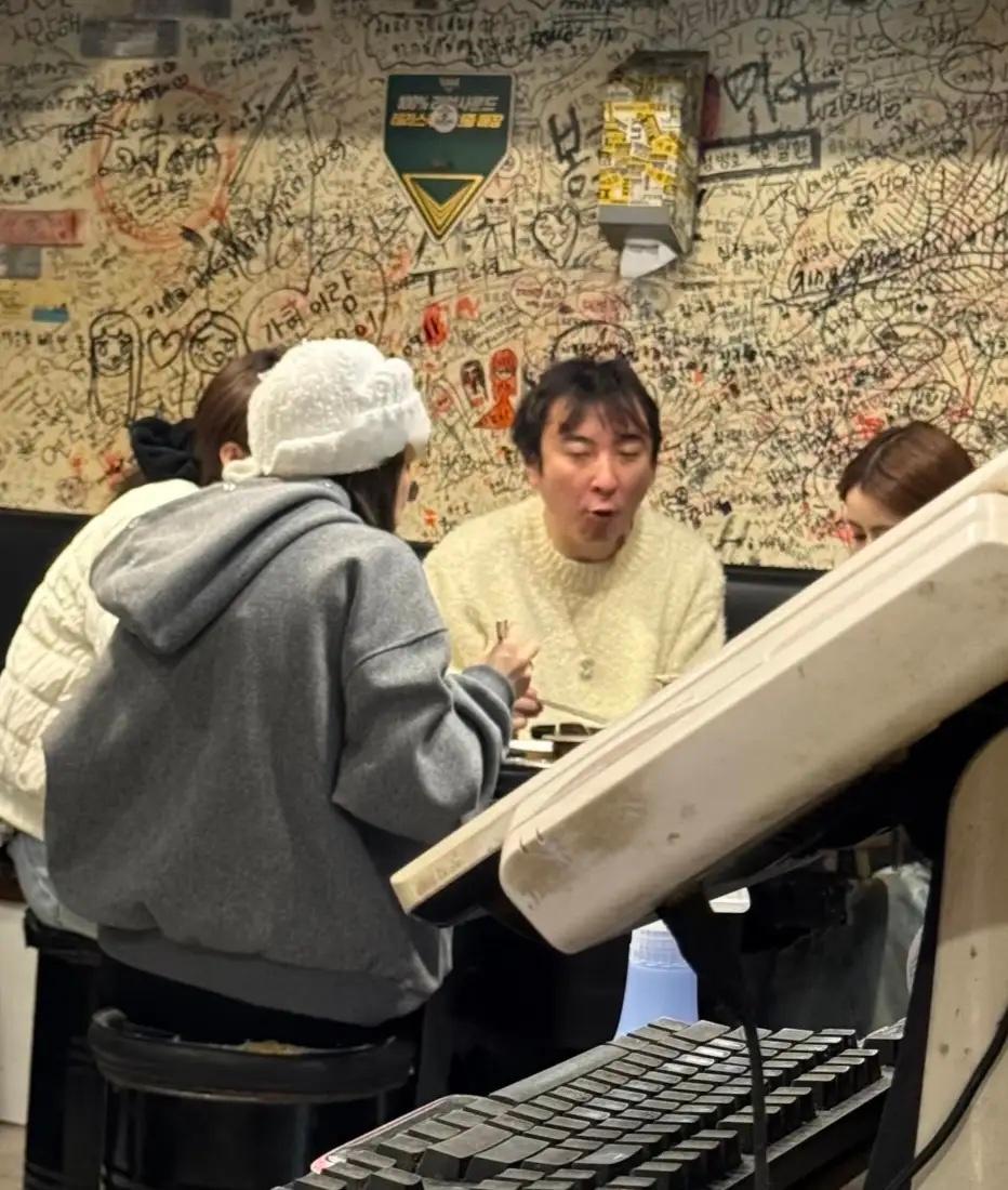 38岁王思聪和三个女生在韩国餐馆吃烤肉被偶遇，他现在看起来好沧桑，头发稀疏，脸型