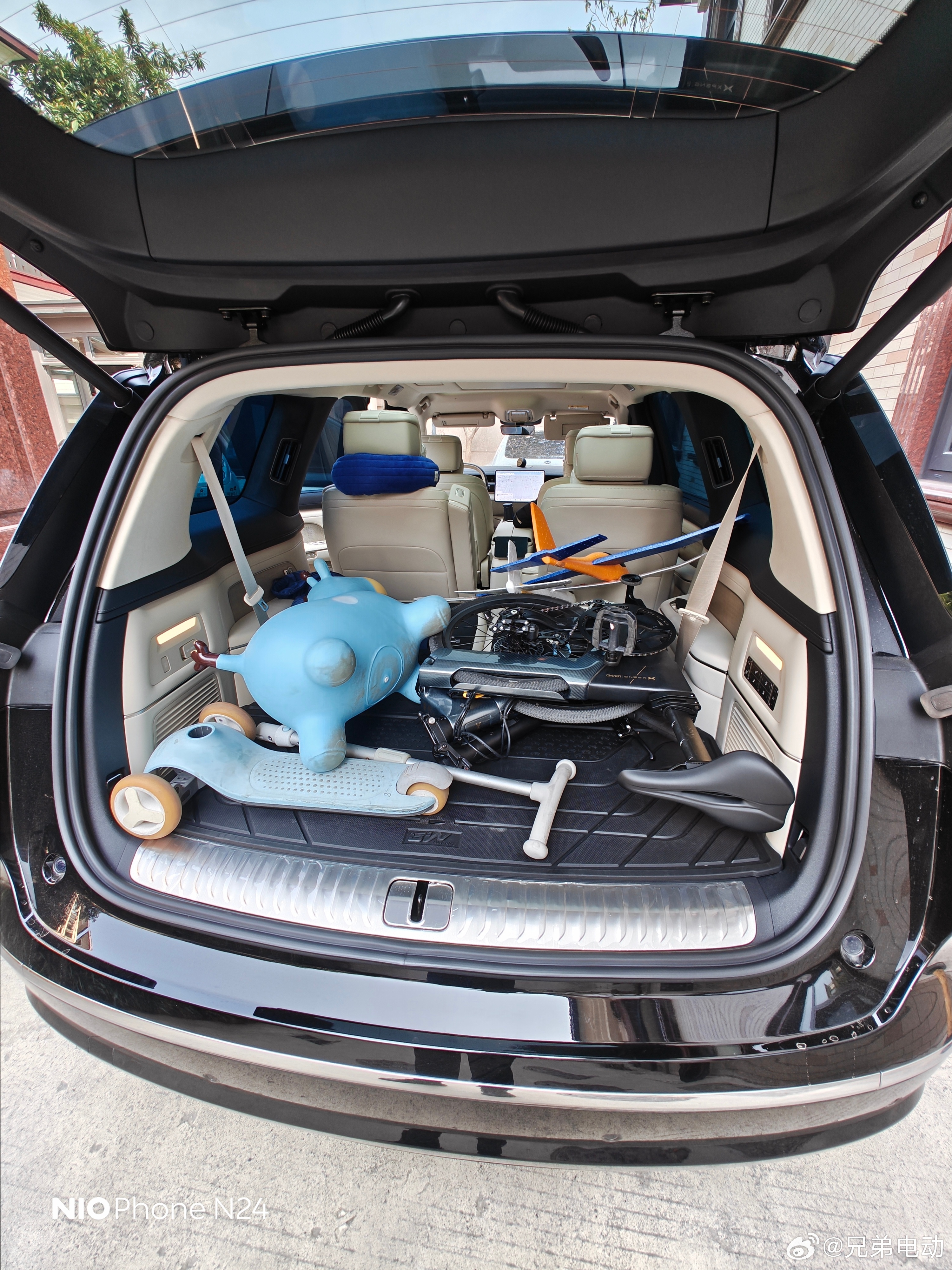 天气不错，开ES8出去玩会儿，顺便玩玩我的路虎 