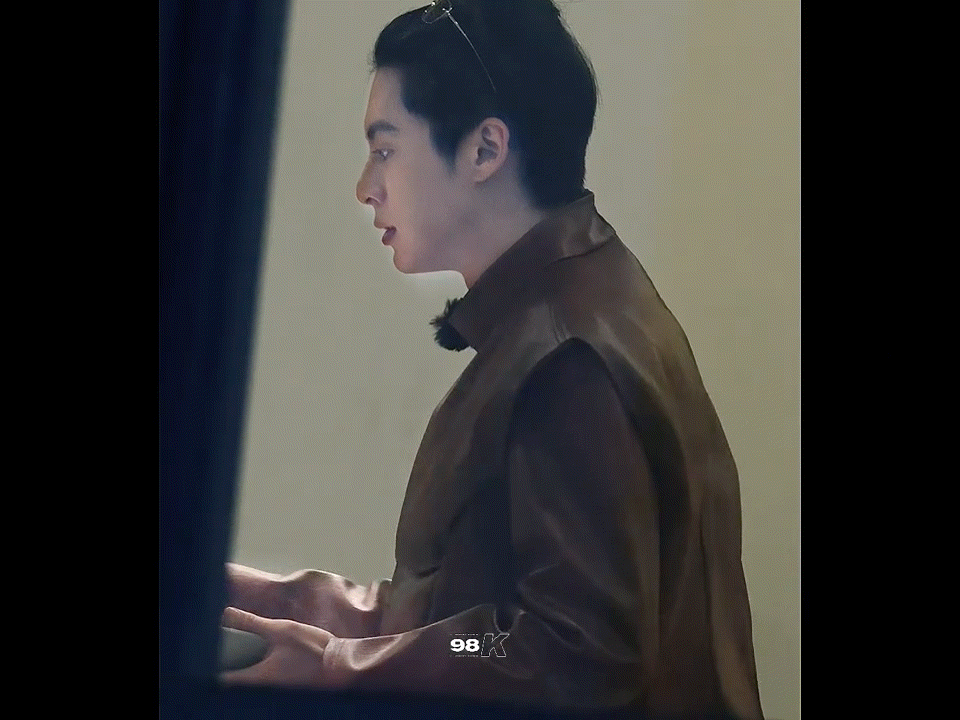 爱看小猪吸溜下嘴唇 