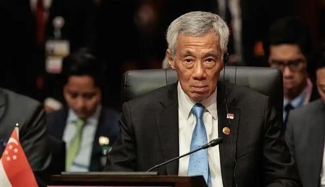 川普为何变“聪明”了？很有可能躲在川普背后的那个“暗鬼”就是新加坡。 因为中国海