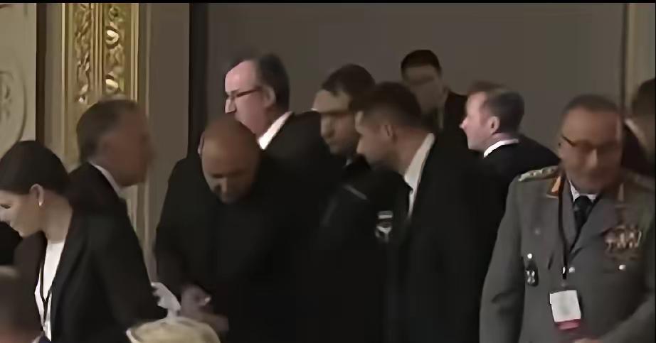 布达诺夫与美方代表维特科夫在会谈开始前短暂交流，这是他就任乌总统办公室主任后首次