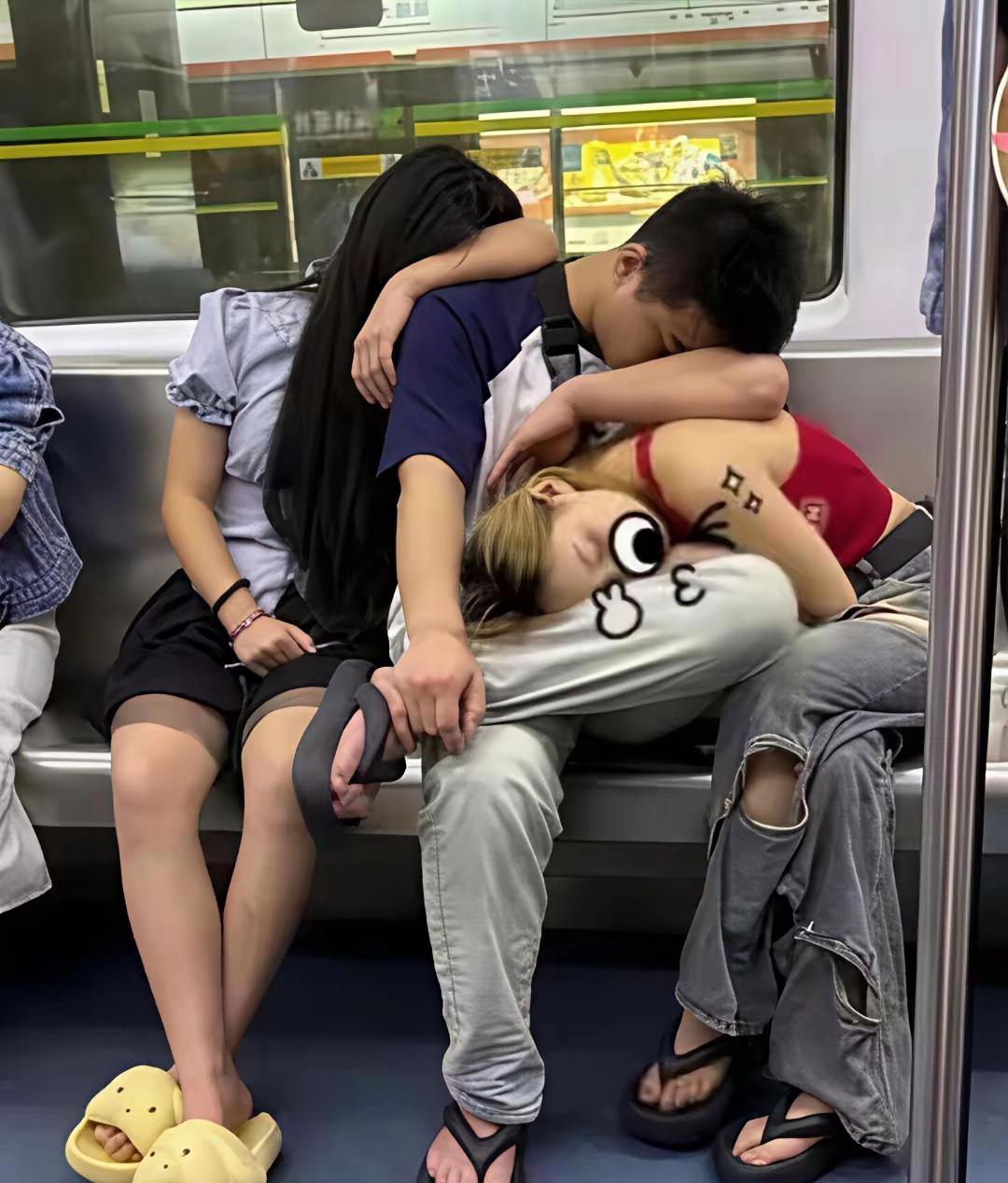 上班坐地铁，对面上来仨年轻人，一落座就睡。
看那样子，估计是通宵打游戏了。他们仨