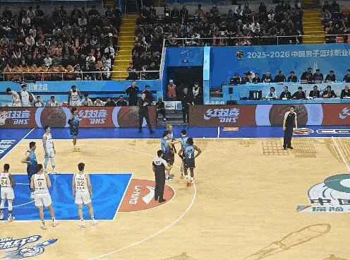 贝兹利这是咋啦？跟自己人吵起来了宁波男篮vs上海男篮