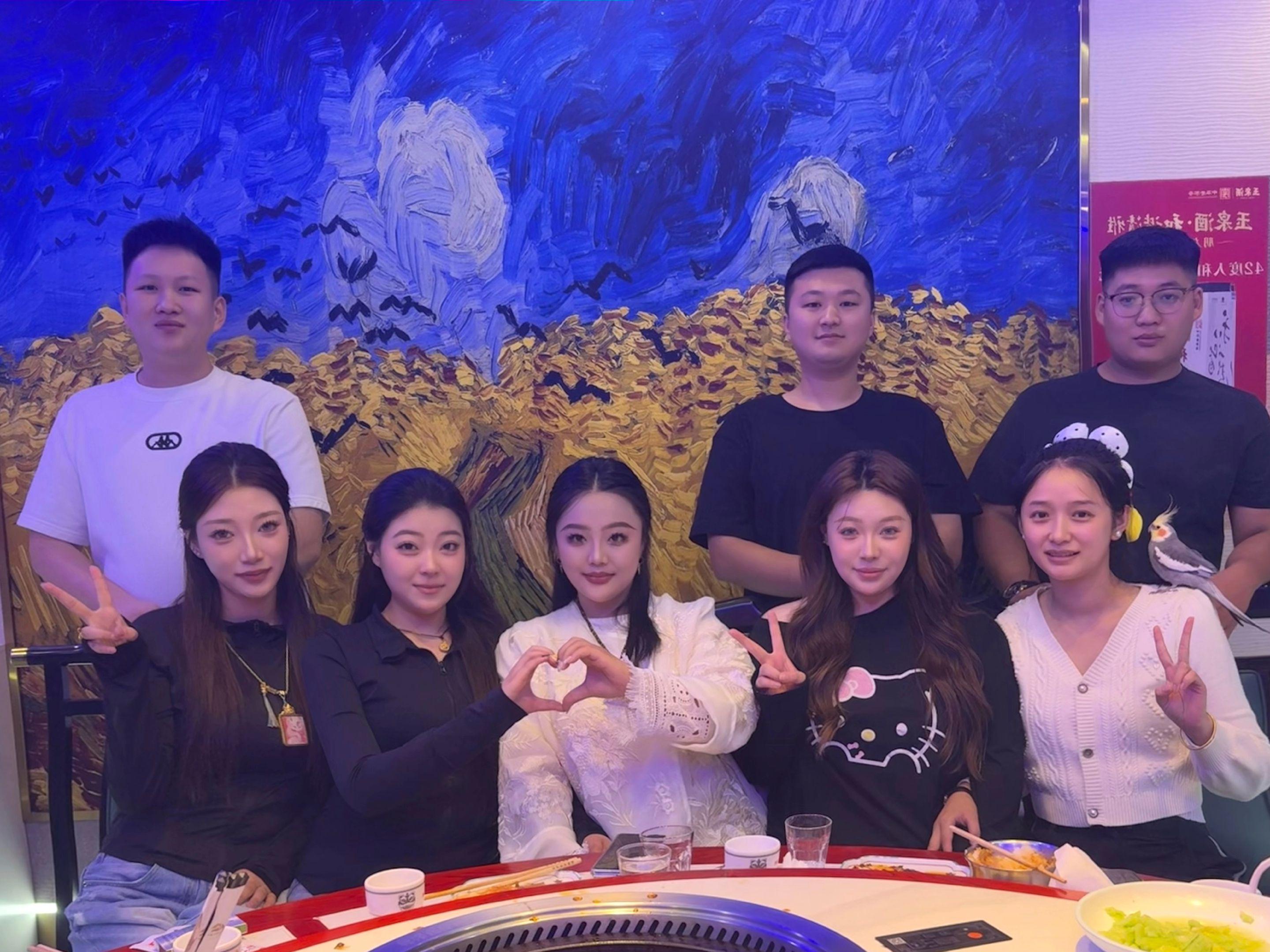 总有一些人 只是坐在一起就很开心