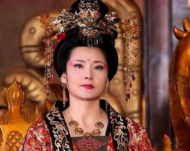 710年夜，韦皇后正在寝宫睡觉，25岁的李隆基带兵闯入。韦皇后怒吼：“大胆逆子！