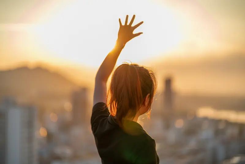 在阿富汗，女性蒙着脸，且不被允许工作，就连摆摊卖衣服的都是男人。
社会的发展本就