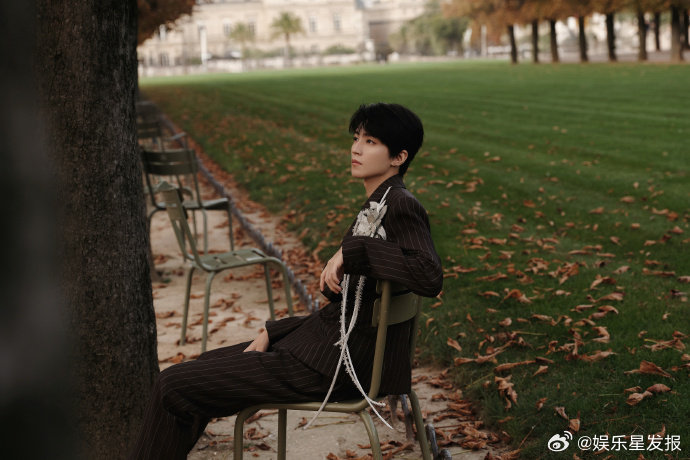 王俊凯东方公子 纱幔轻扬，中式美学的含蓄与温柔尽数呈现。身着雅致服饰，于花朝春色