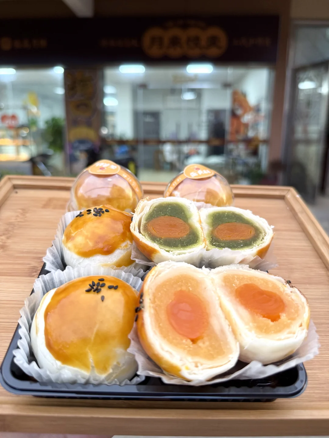 这蛋黄酥真的绝了！每天新鲜现做，香气扑鼻～