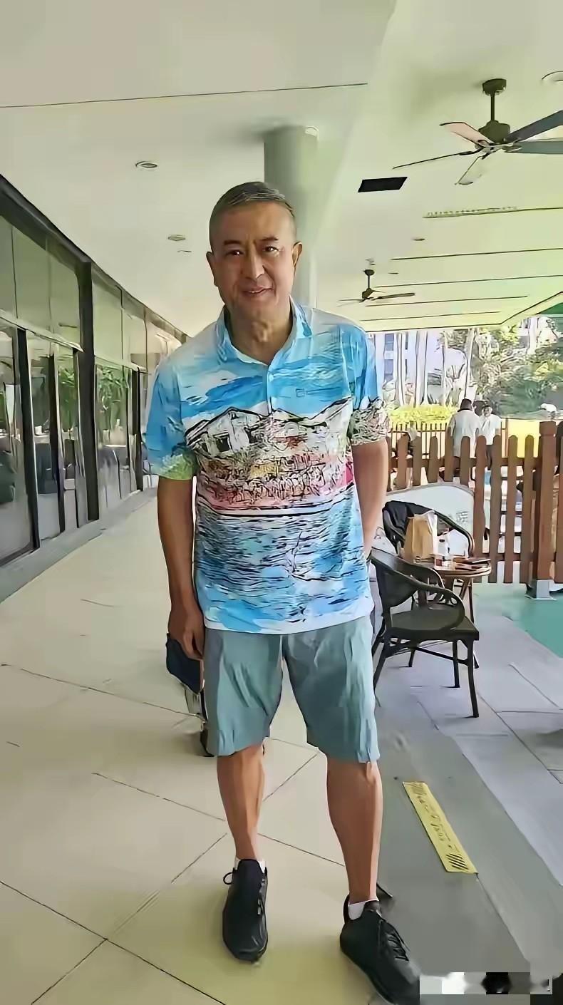 56岁的知名演员张嘉译也老了，无论年轻时多么风光无限，都挡不住岁月这把刀，顺其自