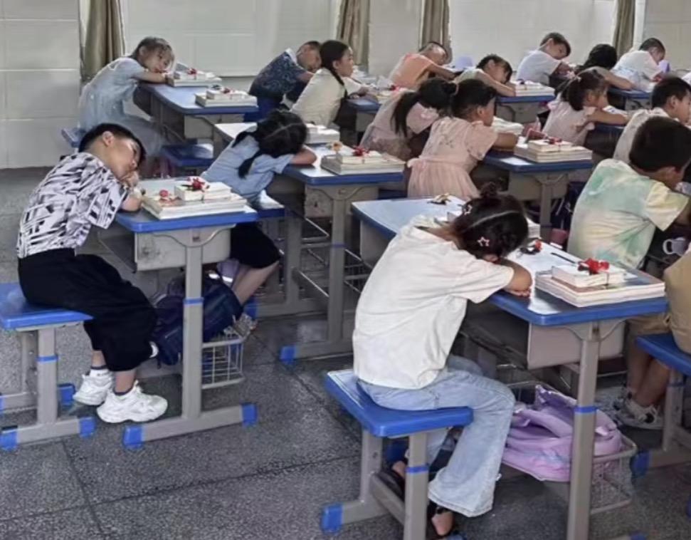 自己家的孩子还在桌子上趴着睡，却要给别人家的孩子捐躺椅，珠海的这一波操作，说真的