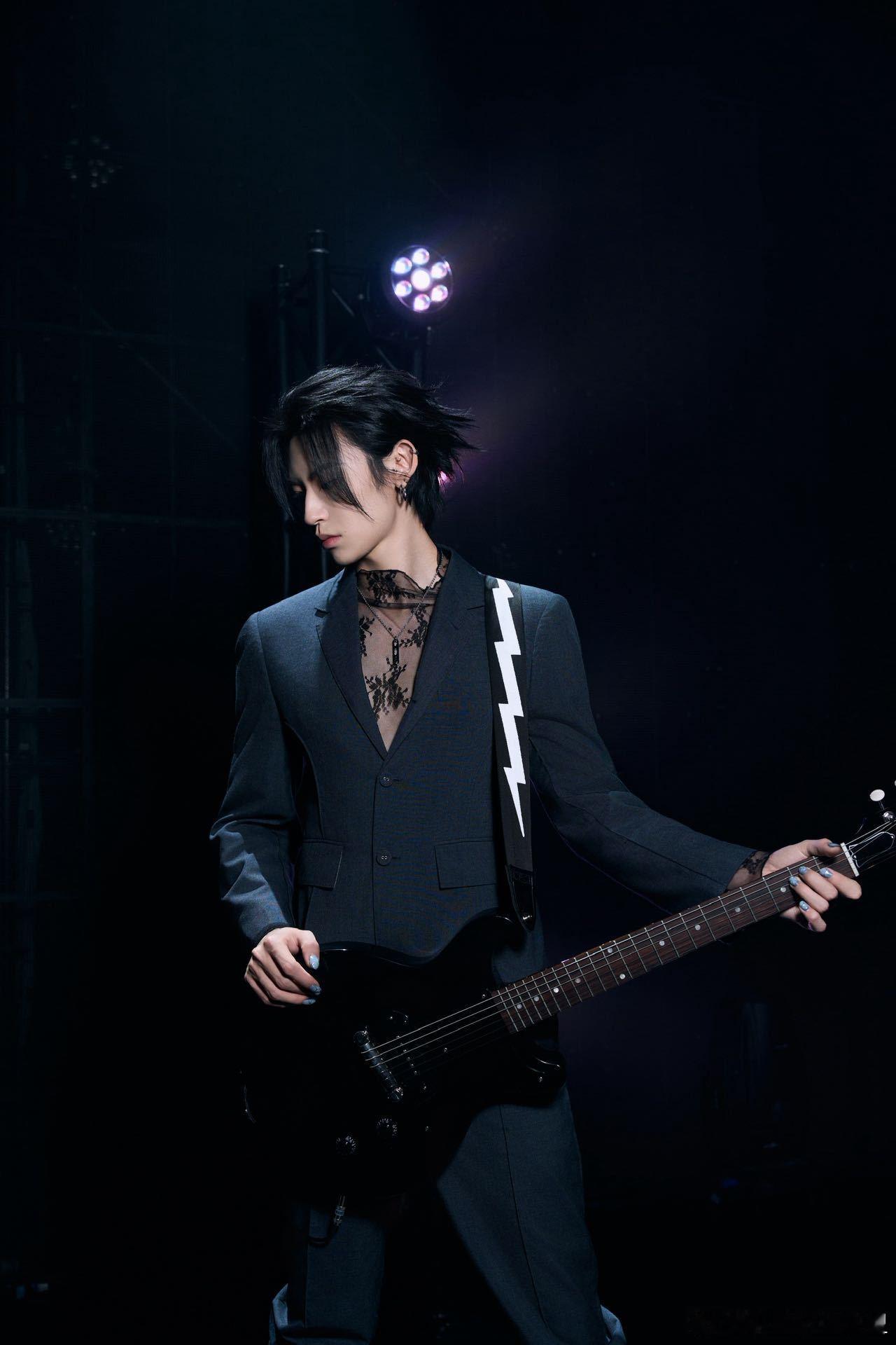 小鬼海外巡演新专首唱 小鬼王琳凯海外巡演 巡演吉隆坡站如约开启。灯光、音响、鼓点