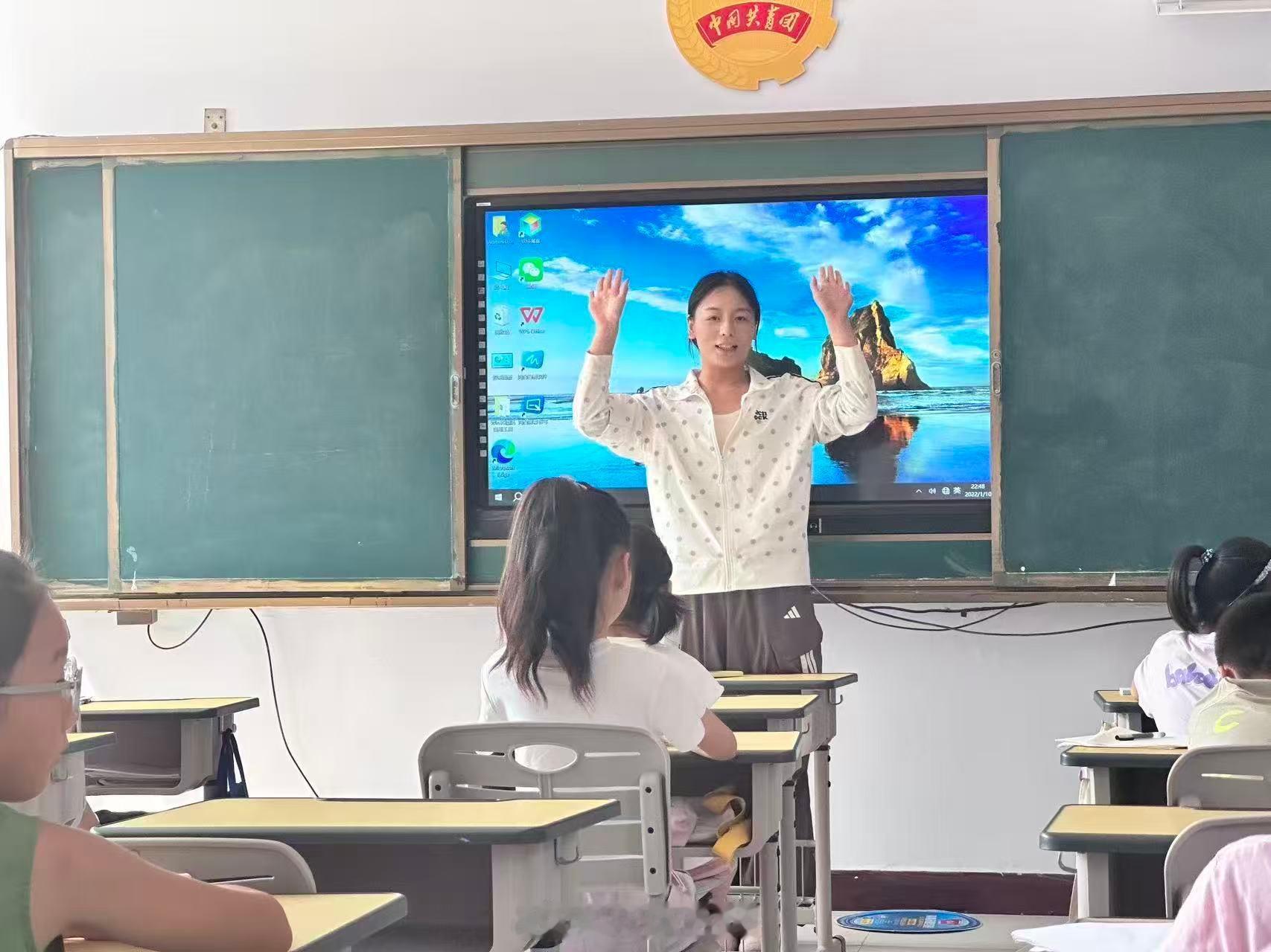青春三下乡2026戴行计划暑期社会实践枣院学子开展暑期社会实践 【艺润童心传暖意
