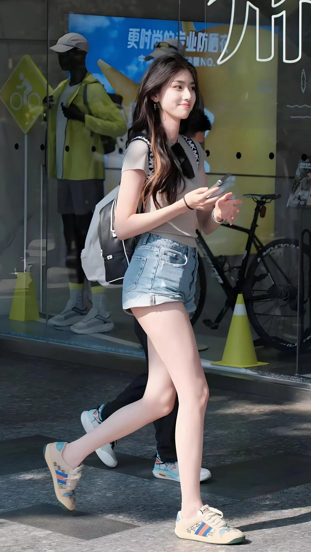 夏日穿搭指南：清新牛仔短裤+复古运动鞋，元气满满！如何拍出户外氛围感美女?