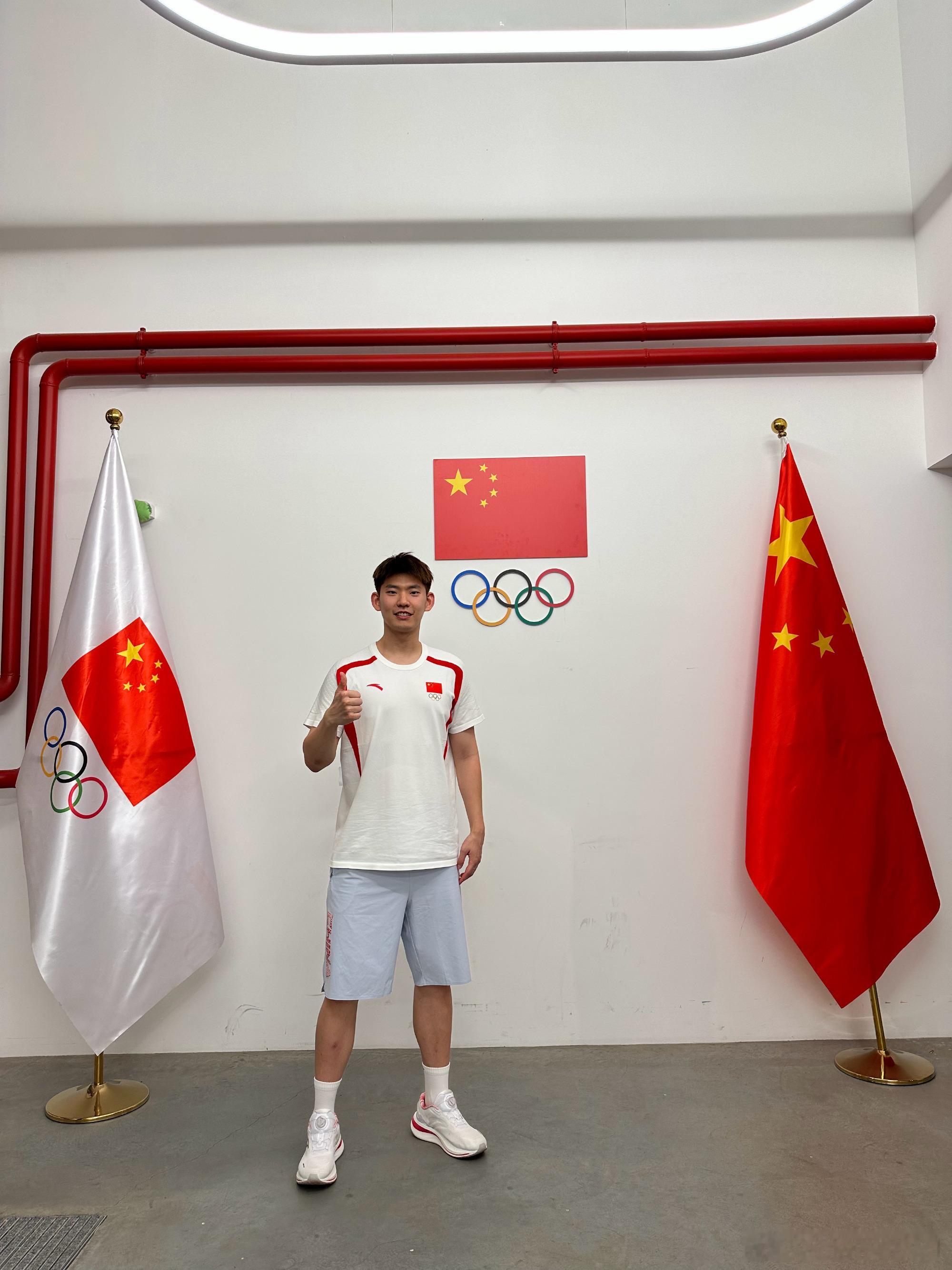 #刘雨辰 香蕉拜年旁边那个人#香蕉拜年真是太好笑了[笑cry] ​​​