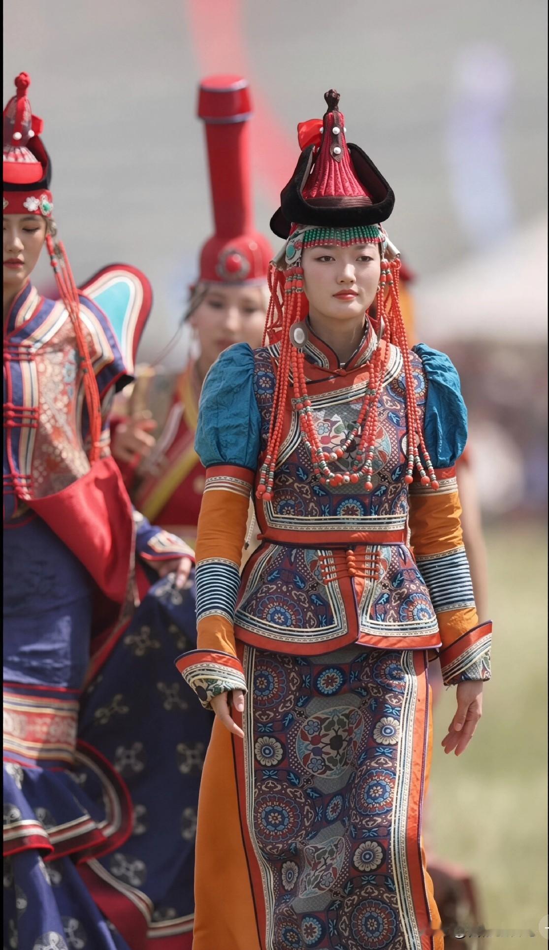 草原一眼封神｜鄂尔多斯蒙古盛装穿搭✨
 
谁懂！蒙古族服饰真的自带草原氛围感🌿