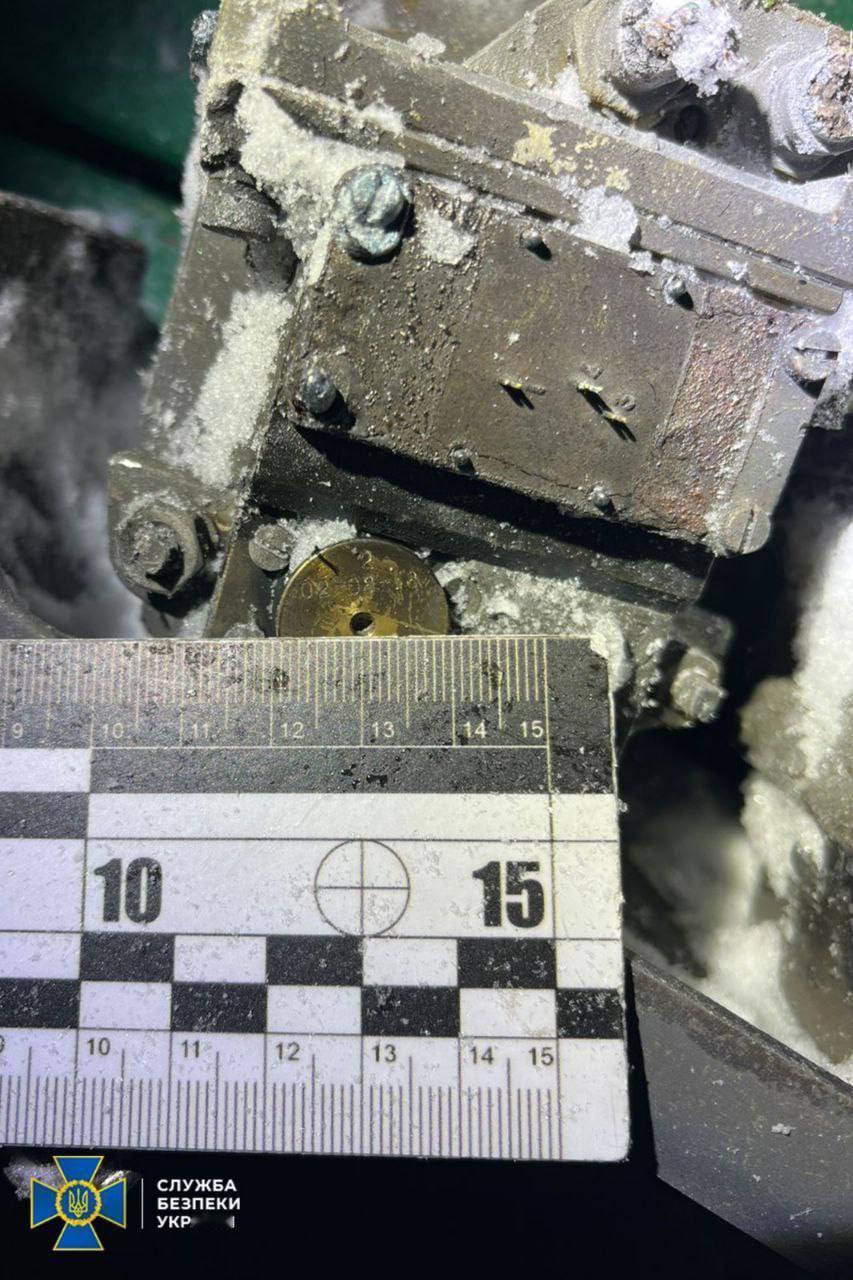 突发新闻——乌克兰公布西部利沃夫袭击现场回收的“奥雷什尼克”中远程弹道导弹（IR