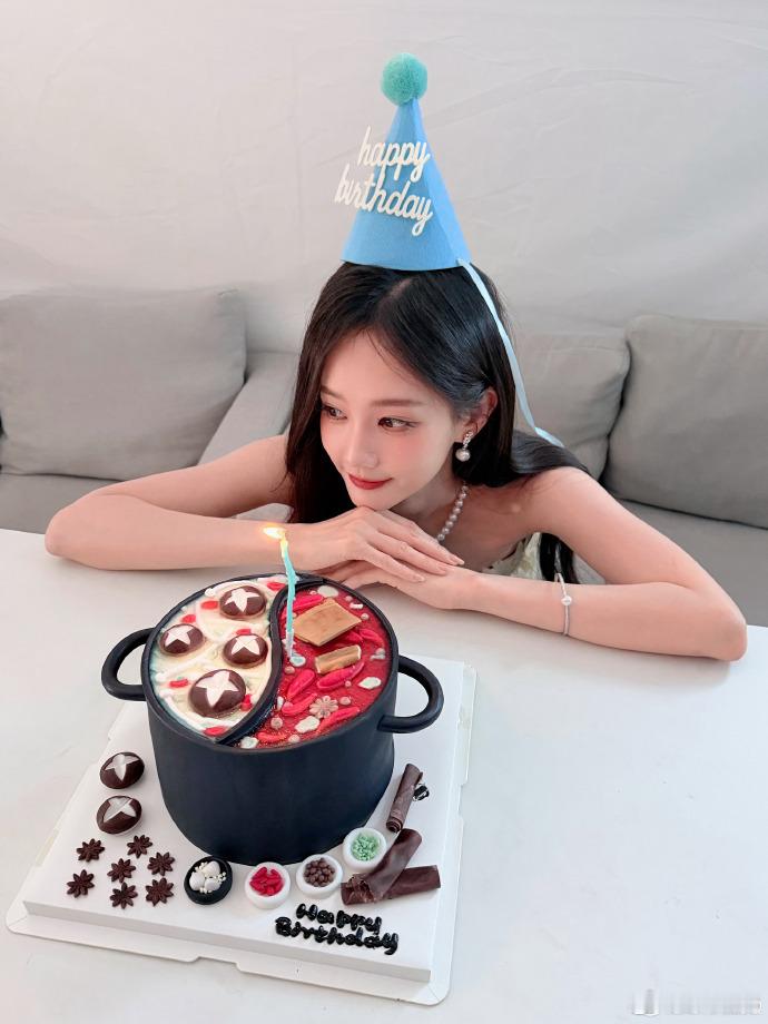 李一桐鸳鸯火锅蛋糕 谁能拒绝鸳鸯锅底做成的生日蛋糕，李一桐这波生日创意太让人惊喜
