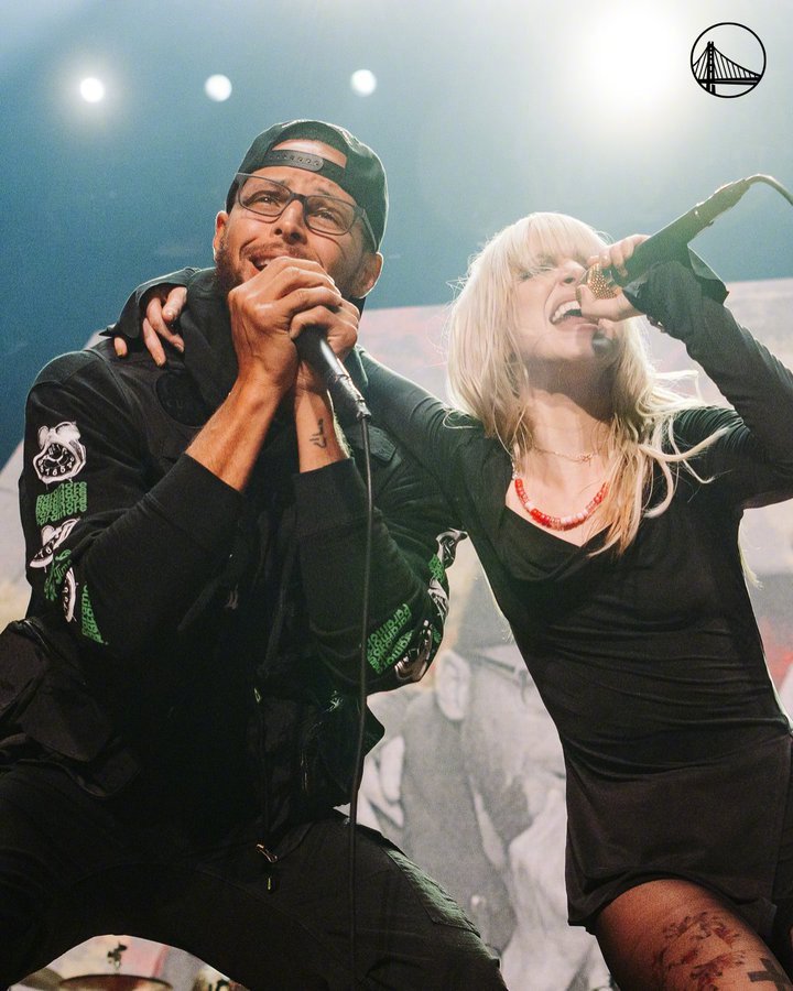 记者：“要是你当乐队主唱，你会是哪支乐队的灵魂人物？”库里：“今晚我就是Para