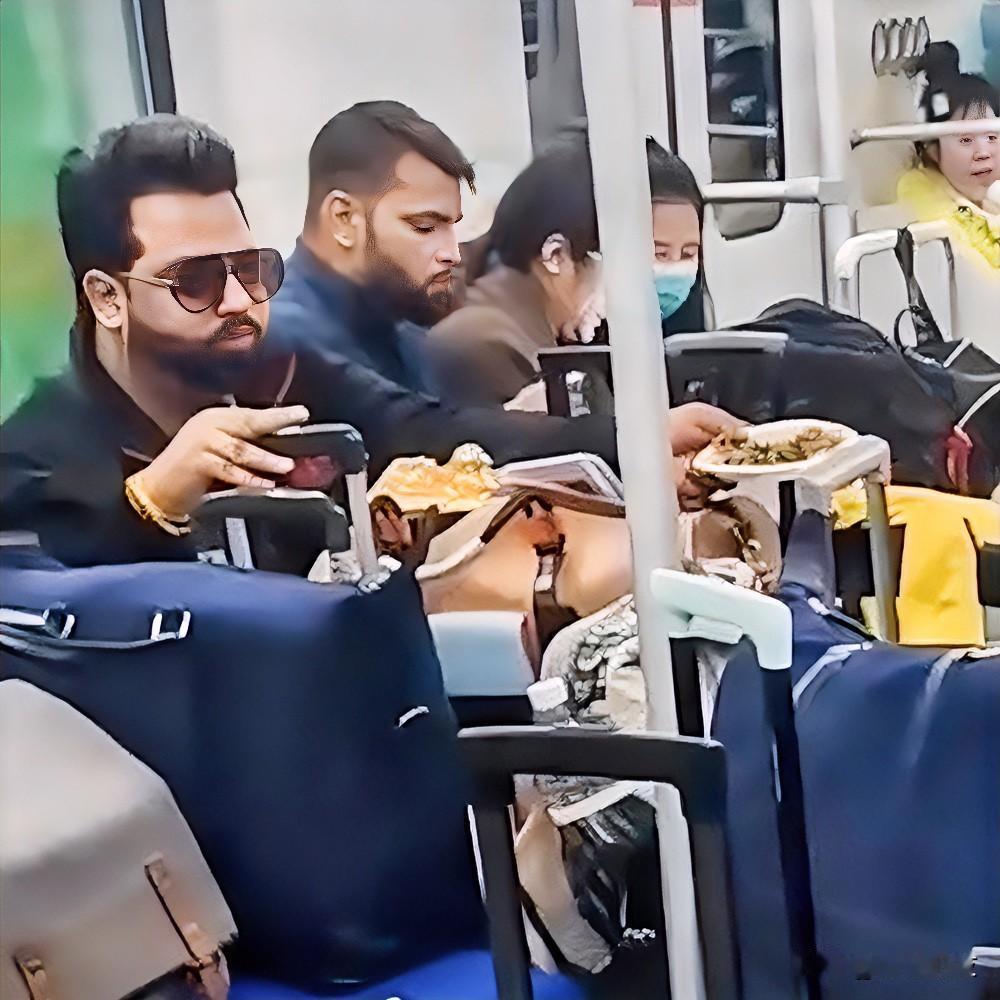 在地铁里，吃个韭菜盒都得注意场合，为何印度人吃咖喱饭就如此肆无忌惮？

地铁吃咖