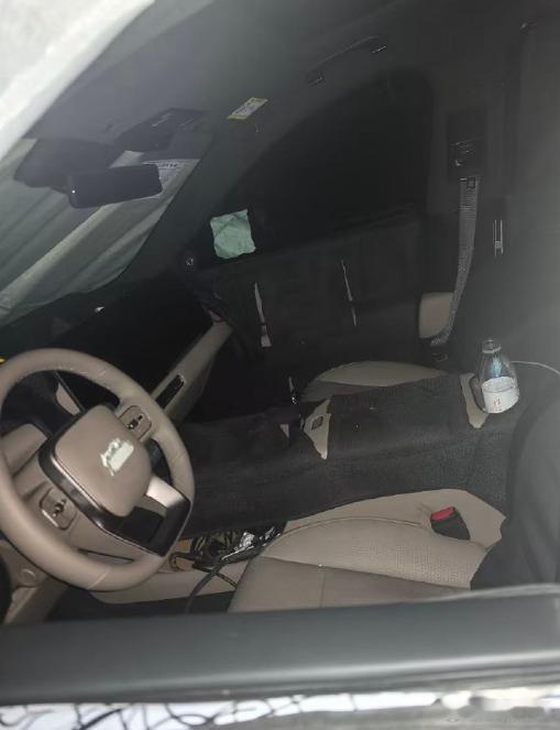 《疑似理想新款 L9 内饰谍照曝光》理想新款l系列车型内饰图曝光  好像没啥变化